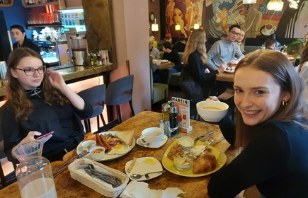 Uczestnicy wycieczki podczas "English Breakfast" w Krakowie.