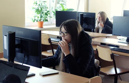 Na zdjęciu uczennice kl. 4 BP rozwiązują test online podczas Olimpiady Logistycznej. Na pierwszym planie - Weronika Serafin, na drugim -  Iwona Piwowarczyk. 
