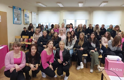Grupowe zdjęcie: prowadzący i uczestnicy warsztatów nt. profilaktyki raka piersi.