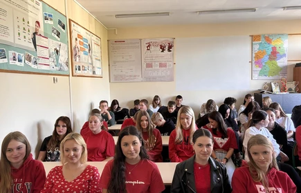 Na zdjęciu młodzież uczestnicząca w spotkaniu online z prof. Michałem Zembalą. 