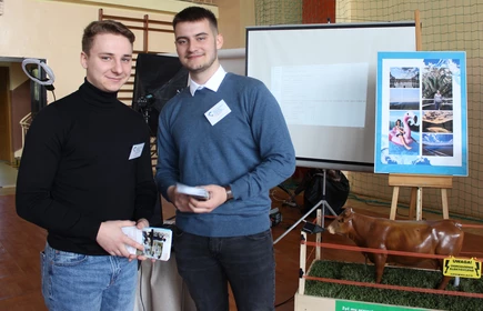 Uczniowie: Dawid Wronecki i Hubert Łapczyński na tle naszego stoiska. 