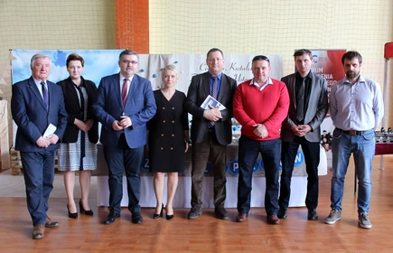 Na zdjęciu od lewej: Pan Jerzy Błoniarz (Członek Zarządu), Pani Małgorzata Majda-Frączek (nauczyciel przedmiotów cukierniczych), Pan Adam Korta (Starosta Bocheński), Pani Dorota Matlęga (Dyrektor CKZiU w Łapanowie), Pan Ryszard Drożdżak (Wicestarosta Bocheński), Pan Jarosław Marzec (nauczyciel wychowania fizycznego), Pan Leszek Roman (nauczyciel przedmiotów mechanicznych), Pan Paweł Wójcik (nauczyciel przedmiotów budowlanych). 