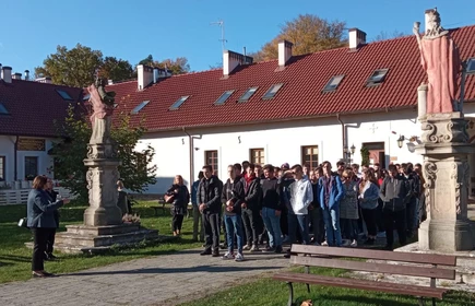 Młodzież na dziedzińcu Pustelni Złotego Lasu