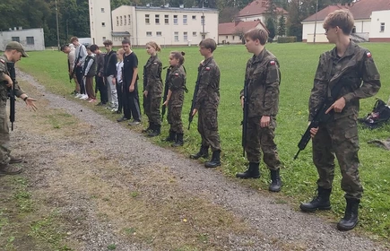 Na zdjęciu uczniowie klas o profilu wojskowym podczas zajęć praktycznych na terenie Jednostki Wojskowej w Kłaju. 