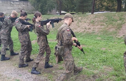 Na zdjęciu uczniowie klas o profilu wojskowym podczas zajęć praktycznych na terenie Jednostki Wojskowej w Kłaju. 