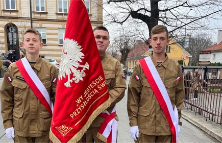 oczet Sztandarowy CKZiU w Łapanowie na uroczystościach z okazji Narodowego Święta Niepodległości w Bochni. Fotografia barwna wykonana przed Bazylika św. Mikołaja Bpa w Bochni.