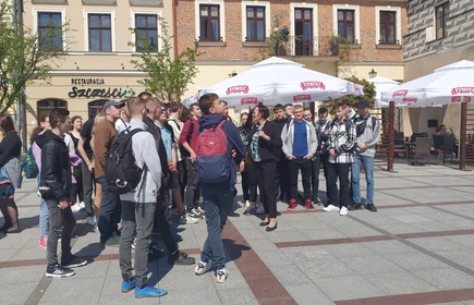 Fotografia barwna. Uczestnicy wycieczki podczas zwiedzania Tarnowa. 