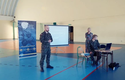 Na zdjęciu przedstawiciel Wojskowego Centrum Rekrutacji w Tarnowie oraz pani dyrektor Dorota Matlęga.