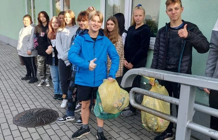 Grupowa fotografia przedstawiająca uczniów kl. 1 TA biorących udział w akcji.
