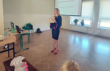 Na zdjęciu p. Ewa Chmielarz-Żwawa i uczennice biorące udział w warsztatach.