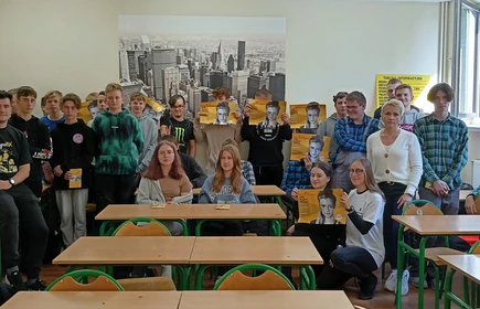 Grupowe zdjęcie wszystkich uczestników spotkania informacyjnego wraz z przedstawicielami Fundacji Zwolnieni z Teorii oraz firmy Budimex.