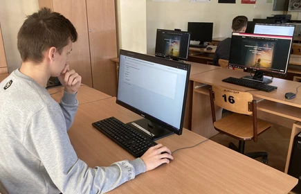 Na zdjęciu uczniowie CKZiU w Łapanowie podczas rozwiązywania testu konkursowego online. Zdjęcia wykonane w pracowni komputerowej.