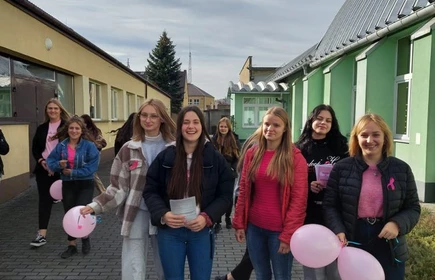 Na zdjęciu uczennice biorące odział w akcji „Październik miesiącem świadomości raka piersi".