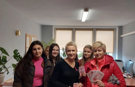 Na zdjęciu pani dyrektor Dorota Matlęga, pani Celina Jacewicz i uczennice biorące udział w akcji "Październik miesiącem świadomości raka piersi".