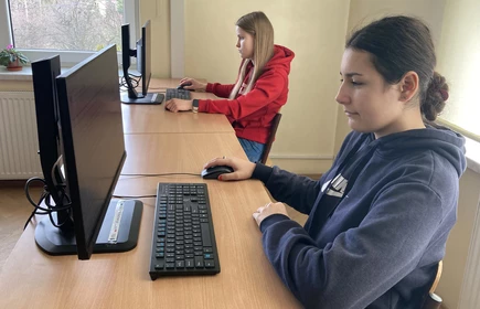 Na zdjęciu uczennice kl. 3 TA podczas XII Ogólnopolskiego Konkursu Wiedzy o Podatkach rozwiązują test on-line. Zdjęcie wykonane w pracowni komputerowej CKZiU w Łapanowie.