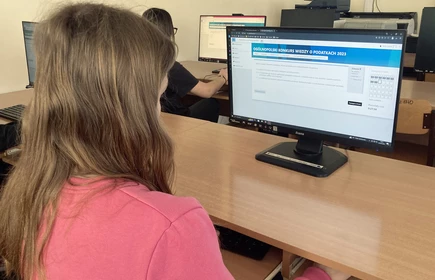 Na zdjęciu uczennice kl. 3 TA podczas XII Ogólnopolskiego Konkursu Wiedzy o Podatkach rozwiązują test on-line. Zdjęcie wykonane w pracowni komputerowej CKZiU w Łapanowie.