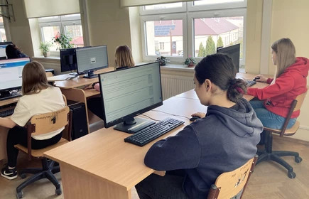 Na zdjęciu uczennice kl. 3 TA podczas XII Ogólnopolskiego Konkursu Wiedzy o Podatkach rozwiązują test on-line. Zdjęcie wykonane w pracowni komputerowej CKZiU w Łapanowie.