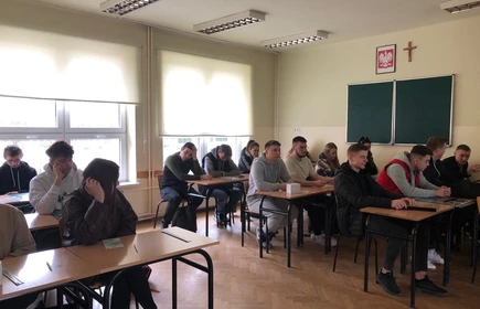 Na zdjęciu uczniowie klas czwartych CKZiU w Łapanowie uczestniczący w spotkaniu z pracownikiem naukowym Staropolskiej Szkoły Wyższej w Kielcach z filią w Myślenicach i filią w Bochni. Zdjęcie wykonane w budynku "B" CKZiU w Łapanowie.