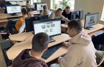Fotografia barwna wykonana w budynku „B” CKZiU w Łapanowie, w sali komputerowej nr 8. Na zdjęciu uczniowie klasy I TC podczas edukacyjnej gry online „Galeria marzeń – Zagraj w sztukę!”.