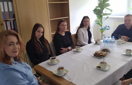 Na zdjęciu Dyrektor Szkoły - p. Jarosław Marzec, Opiekun SU - p. Ewa Drozd i Zarząd SU. Zdjęcie wykonane w budynku "A" CKZiU w Łapanowie.