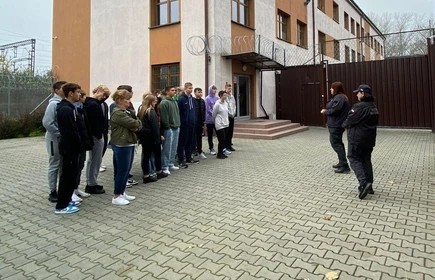 Na zdjęciu uczniowie biorący udział w wycieczce do Zakładu Karnego.