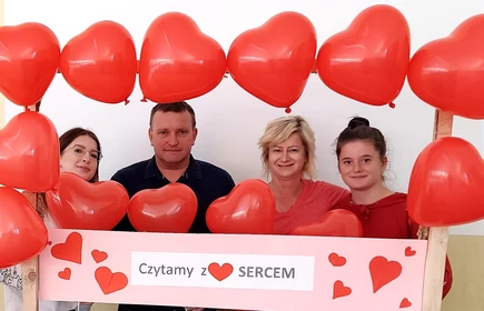 Na zdjęciu uczennice kl. 5 BP wraz z panem dyrektorem - Jarosławem Marcem i p. Celiną Jacewicz podczas Akcji "Czytamy z Sercem". Zdjęcie wykonane w Hali Sportowej CKZiU w Łapanowie.