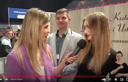 Na zdjęciu od lewej: Prezenterka, Patryk Bzdyl (kl. 3 AP) i Wiktowia Piwowarczyk (kl. 2 TA). 