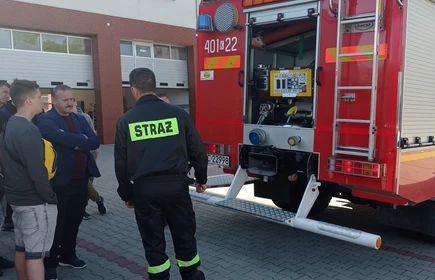 Uczestnicy wycieczki przy wozie strażackim.
