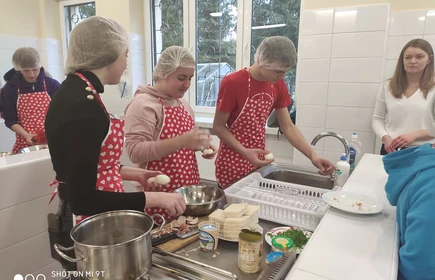 „Żyj zdrowo” – zajęcia gastronomiczne dla uczniów ze Zbydniowa 17