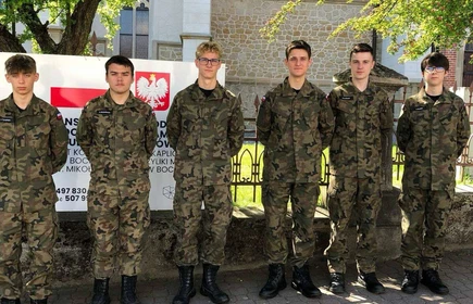 Na zdjęciu Poczet Sztandarowy CKZiU w Łapanowie. Fotografia wykonana przed Bazyliką św. Mikołaja Bpa w Bochni.