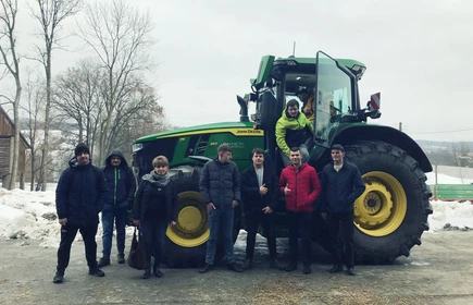 Na zdjęciu uczestnicy wyjazdu - p. Barbara Rychel, p. Antoni Biernat wraz z młodzieżą na tle ciągnika JOHN DEERE.