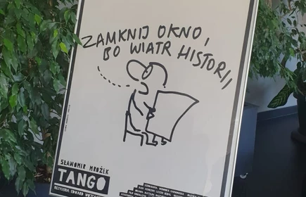 Fotografia barwna. Plakat promujący „Tango” S. Mrożka. 