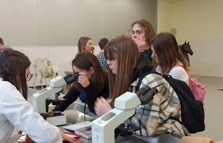 Grupa uczniów kształcących się w zawodzie technik weterynarii wraz z panią Barbarą Radziętą podczas Dnia Otwartego Uniwersytetu Rolniczego w Krakowie. 