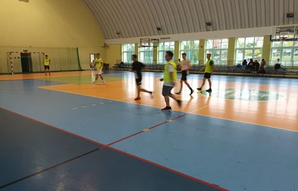 Na zdjęciu drużyny podczas rozgrywek na hali sportowej CKZiU w Łapanowie.