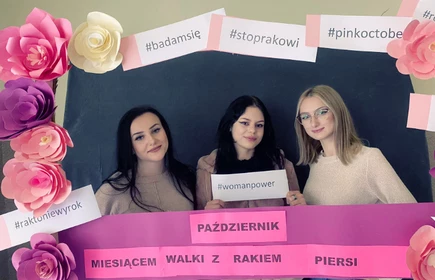 Na zdjęciu uczennice kl. 3 TA, od lewej Oliwia Cieślik, Aleksandra Szeleś i Wiktoria Piwowarczyk. Zdjęcie wykonane na tle fotobudki promującej profilaktykę raka piersi.