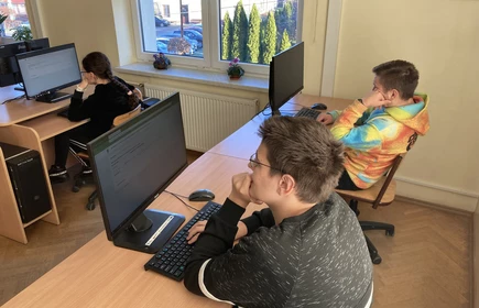 Na zdjęciu uczniowie CKZiU w Łapanowie podczas rozwiązywania testu konkursowego online. Zdjęcia wykonane w pracowni komputerowej.