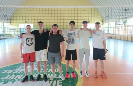 Na zdjęciu zdobywcy III miejsca w Turnieju Piłki Siatkowej chłopców - klasa 2 TB. Zdjęcie wykonane w Hali Sportowej CKZiU w Łapanowie.