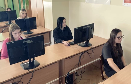 Na zdjęciu uczennice kl. 3 TA podczas XII Ogólnopolskiego Konkursu Wiedzy o Podatkach rozwiązują test on-line. Zdjęcie wykonane w pracowni komputerowej CKZiU w Łapanowie.