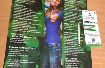Na zdjęciu plakat promujący kierunki kształcenia Staropolskiej Szkoły Wyższej w Kielcach z filią w Myślenicach i filią w Bochni.
