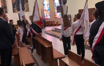 Zdjęcie przedstawia poczty sztandarowe biorące udział w Mszy św. w kościele pw. św. Pawła Apostoła w Bochni.
