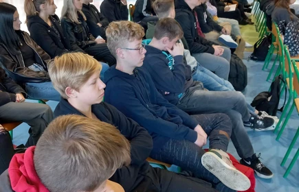 Uczniowie CKZiU w Łapanowie podczas spektaklu "Skąpiec" Moliera, który odbył się 24.10.2023 roku na sali gimnastycznej CKZiU w Łapanowie.
