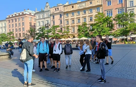 Na zdjęciu uczniowie branży budowlanej podczas wycieczki przedmiotowej do Krakowa.