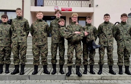 Na zdjęciu uczniowie klasy 1TAw o profilu wojskowym w nowych mundurach. Zdjęcie wykonano na tle budynku „A” CKZiU w Łapanowie.
