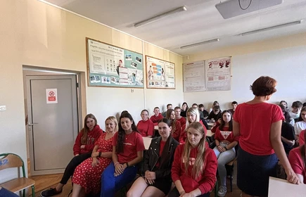 Na zdjęciu młodzież uczestnicząca w spotkaniu online z prof. Michałem Zembalą. 