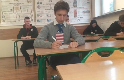 Uczestnicy konkursu w czasie rozwiązywania quizu.