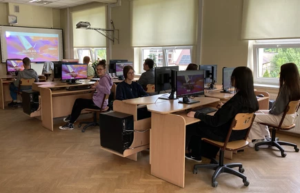Na zdjęciu uczniowie kl. I TB grają w edukacyjna grę online „Galeria Marzeń – zagraj w sztukę!”. Zdjęcie wykonano w pracowni komputerowej w budynku B, sala nr. 8.