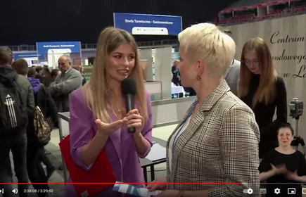 Na zdjęciu od lewej: Prezenterka i pani dyrektor Dorota Matlęga.