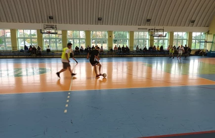 Na zdjęciu drużyny podczas rozgrywek na hali sportowej CKZiU w Łapanowie.