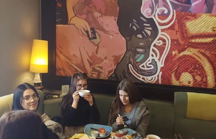 Na zdjęciu uczestnicy wycieczki podczas angielskiego śniadania.