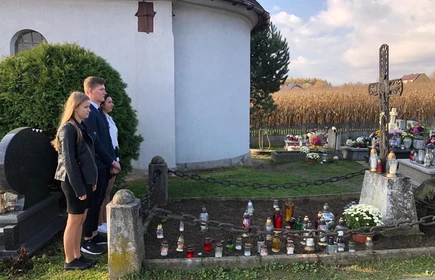 Na zdjęciu delegacja młodzieży CKZiU w Łapanowie przy grobach żołnierzy poległych w 1914 roku za naszą wolność.